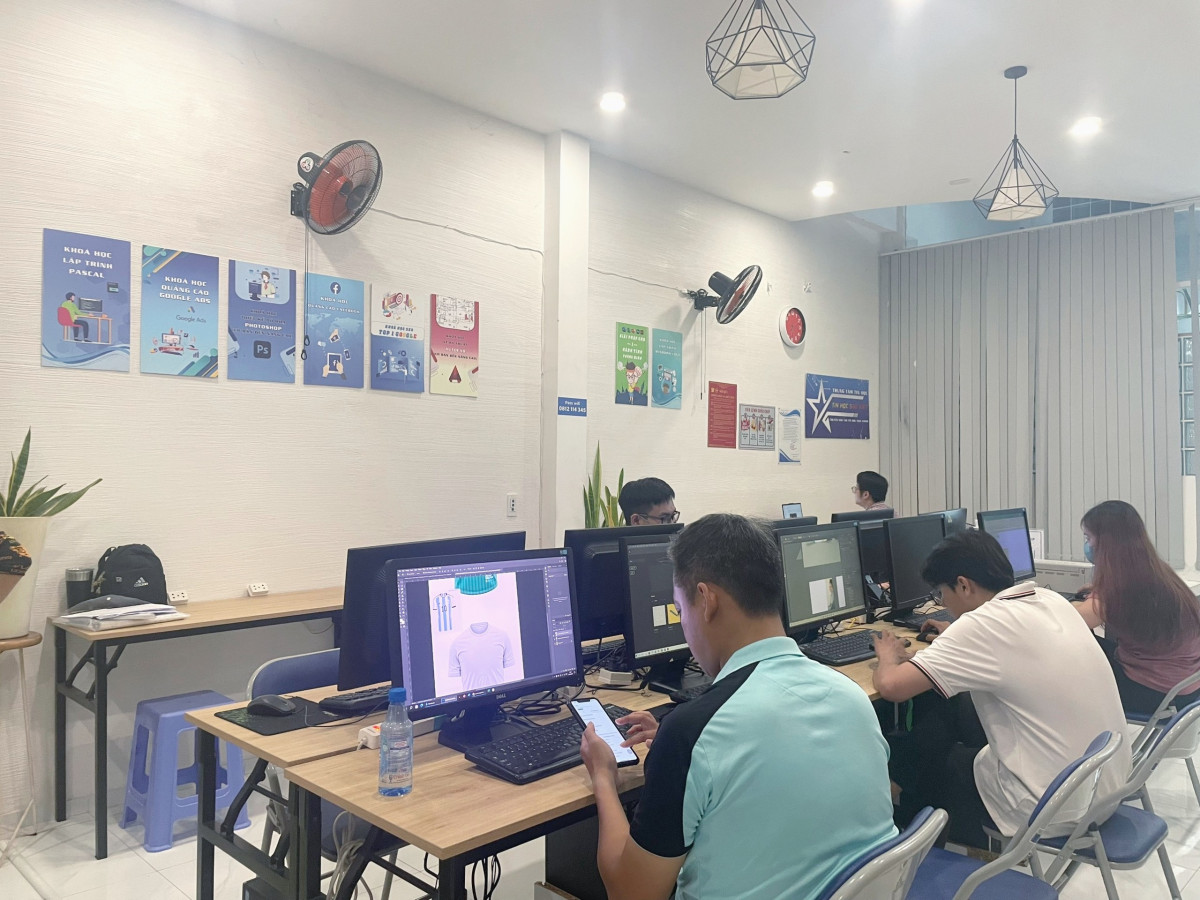 Hình ảnh gia sư tại nhà dạy học tận tâm.