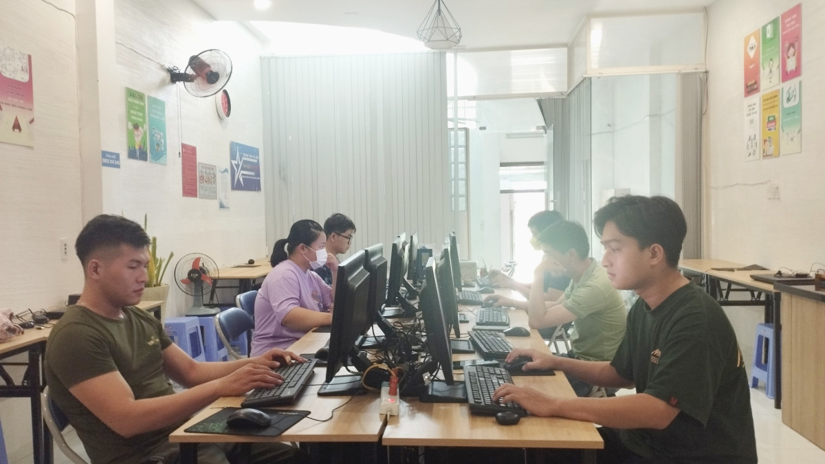 Hình ảnh gia sư tại nhà dạy học tận tâm.